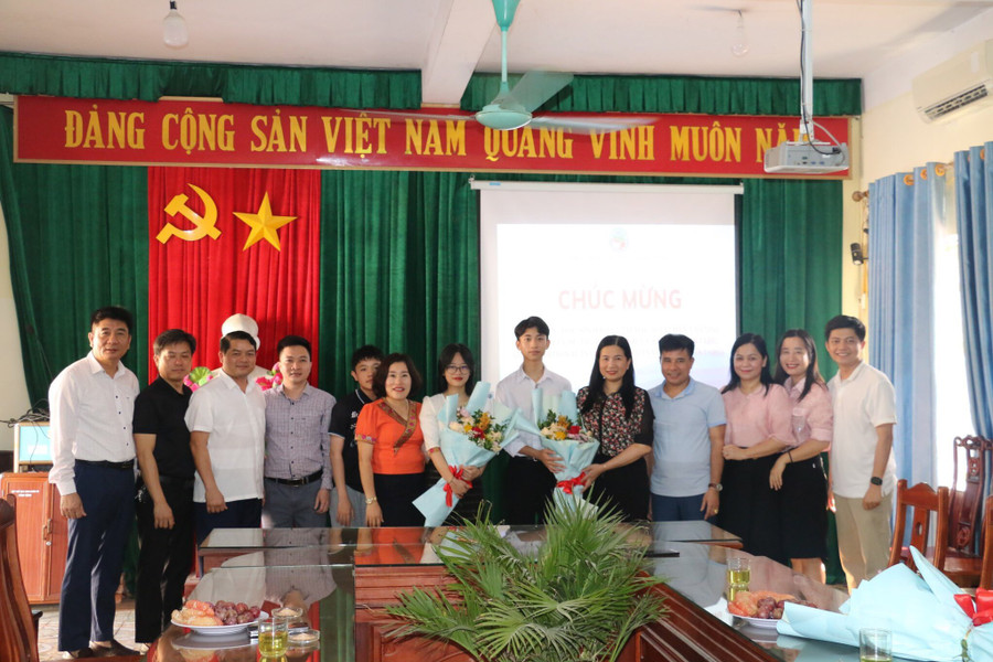 Ban giám hiệu Trường Phổ thông DTNT THPT tỉnh Nghệ An khen thưởng nhóm tác giả đem HCV và giải đặc biệt từ cuộc thi Phát minh và Sáng chế INTARG. Ảnh: Hồ Lài. Ban giám hiệu Trường Phổ thông DTNT THPT tỉnh Nghệ An khen thưởng nhóm tác giả đem HCV và giải đặc biệt từ cuộc thi Phát minh và Sáng chế INTARG. Ảnh: Hồ Lài.
