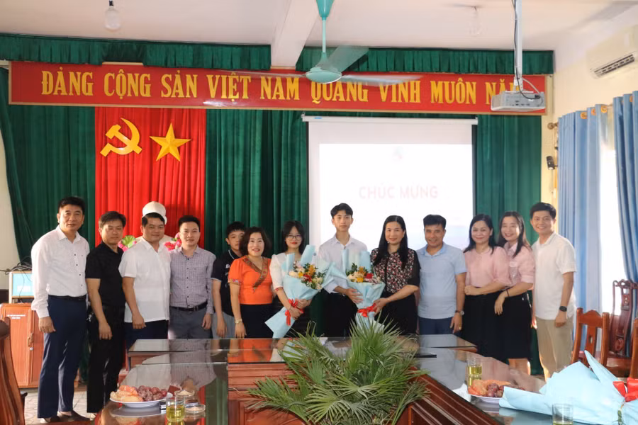 Ban giám hiệu Trường Phổ thông DTNT THPT tỉnh Nghệ An khen thưởng nhóm tác giả đem HCV và giải đặc biệt từ cuộc thi Phát minh và Sáng chế INTARG. Ảnh: Hồ Lài.
