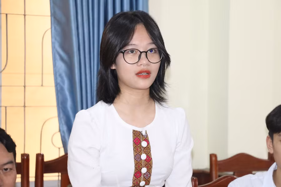 Nữ sinh Vi Lương Mai lần đầu tiên ra nước ngoài và tham dự cuộc thi khoa học kỹ thuật quốc tế. Ảnh: Hồ Lài.