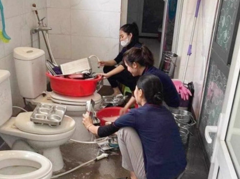 Hình ảnh giáo viên rửa khay thức ăn của trẻ trong nhà vệ sinh được xác nhận là tại Trường Mầm non Viet Sing. Ảnh: PHCC.