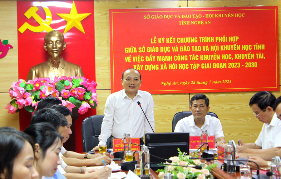 Ông Nguyễn Thanh Hiền - Chủ tịch Hội Khuyến học tỉnh Nghệ An chia sẻ về mục tiêu việc ký kết phối hợp giữa 2 đơn vị. Ảnh: Hồ Lài. Ông Nguyễn Thanh Hiền - Chủ tịch Hội Khuyến học tỉnh Nghệ An chia sẻ về mục tiêu việc ký kết phối hợp giữa 2 đơn vị. Ảnh: Hồ Lài.