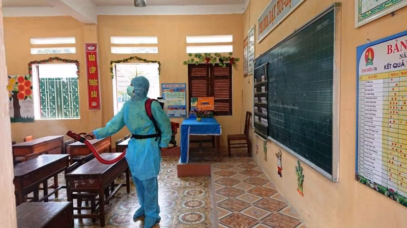 Phun thuốc khử khuẩn trong lớp học ở Thanh Hóa.