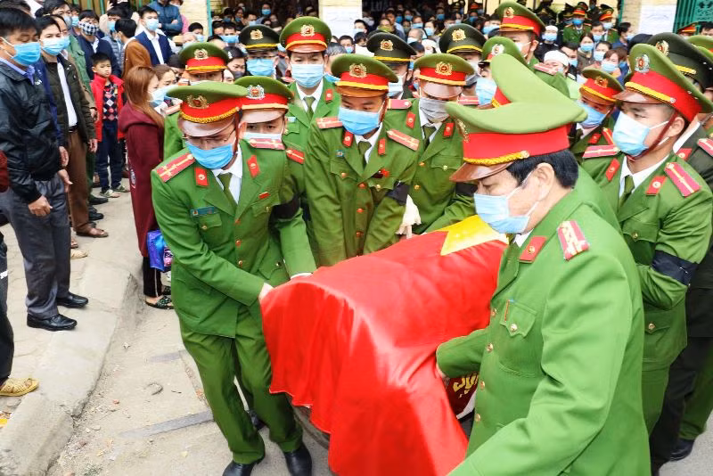 Đồng đội tiễn đưa Trung tá Vi Văn Luân. Ảnh: Thái Thanh - Công an tỉnh Thanh Hóa cung cấp.