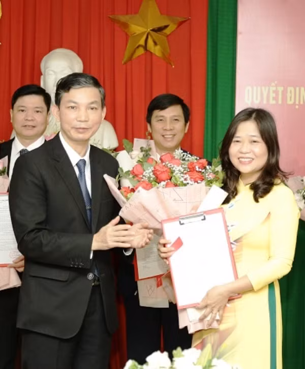 Ông Hoàng Văn Thi tặng hoa chức mừng Phó giáo sư Lê Thị Giang.