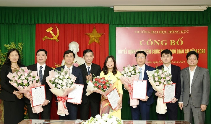 Lãnh đạo Trường Đại học Hồng Đức trao quyết định và chúc mừng 5 Phó giáo sư của nhà trường.
