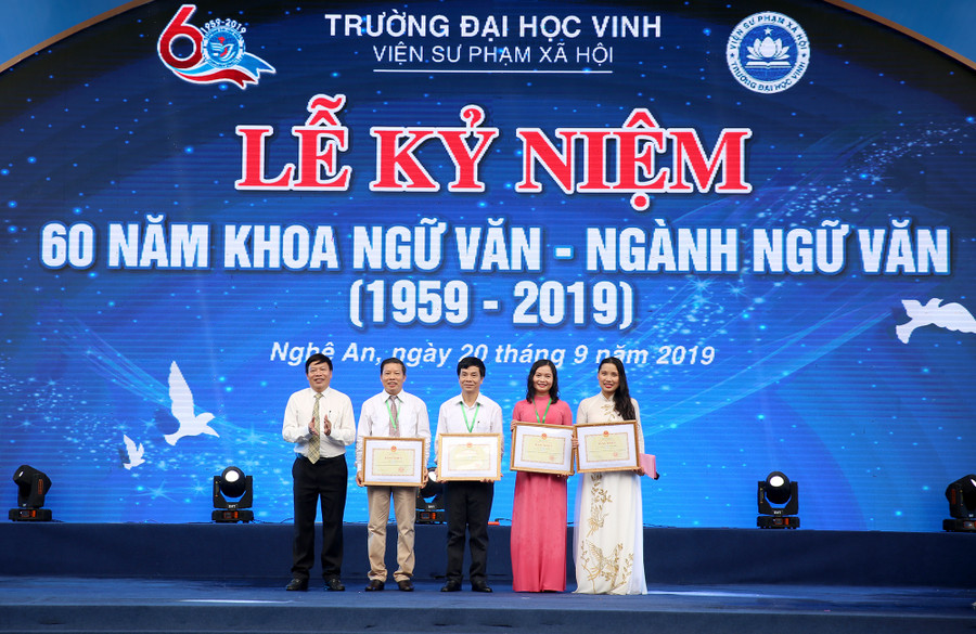 GS.Đinh Xuân Khoa - Hiệu trưởng Trường ĐH Vinh trao bằng khen của Bộ GD&ĐT cho ngành Ngữ văn, Viện Sư phạm Xã hội. GS.Đinh Xuân Khoa - Hiệu trưởng Trường ĐH Vinh trao bằng khen của Bộ GD&ĐT cho ngành Ngữ văn, Viện Sư phạm Xã hội.