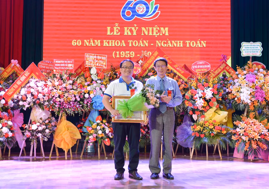 Trao bằng khen của UBND tỉnh Nghệ An cho cán bộ ngành Toán (ĐH Vinh) có thành tích xuất sắc trong dạy và học.