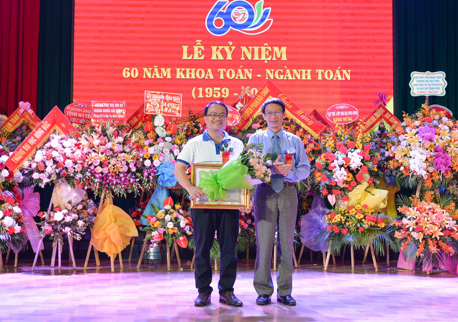 Trao bằng khen của UBND tỉnh Nghệ An cho cán bộ ngành Toán (ĐH Vinh) có thành tích xuất sắc trong dạy và học. Trao bằng khen của UBND tỉnh Nghệ An cho cán bộ ngành Toán (ĐH Vinh) có thành tích xuất sắc trong dạy và học.