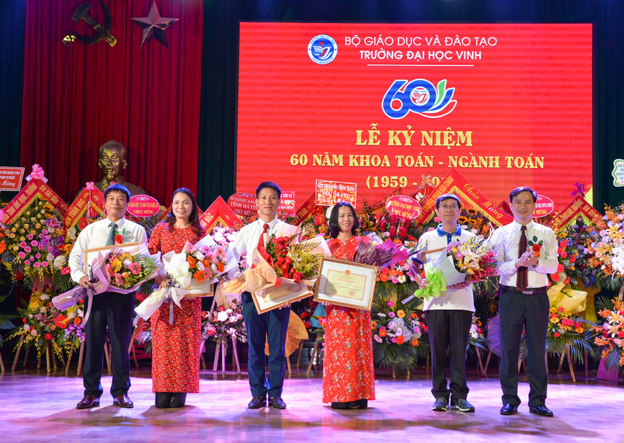 Tập thể và các cá nhân xuất sắc của ngành Toán (ĐH Vinh) nhận bằng khen của Bộ GD&ĐT. Tập thể và các cá nhân xuất sắc của ngành Toán (ĐH Vinh) nhận bằng khen của Bộ GD&ĐT.