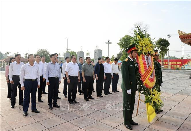 Thủ tướng Phạm Minh Chính dâng hoa tưởng niệm các liệt sĩ thanh niên xung phong Đại đội 915.
