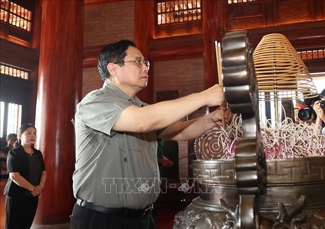 Thủ tướng Phạm Minh Chính dâng hương tưởng niệm các liệt sĩ thanh niên xung phong Đại đội 915.