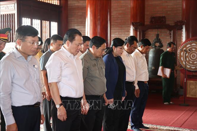 Thủ tướng Phạm Minh Chính tưởng niệm các liệt sĩ thanh niên xung phong Đại đội 915.