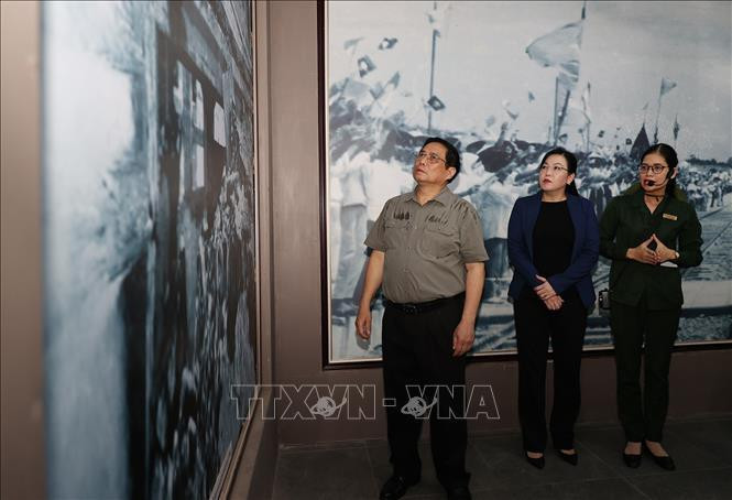 Thủ tướng Phạm Minh Chính thăm phòng trưng bày tài liệu, hiện vật về 60 liệt sĩ Thanh niên xung phong đại đội 915.