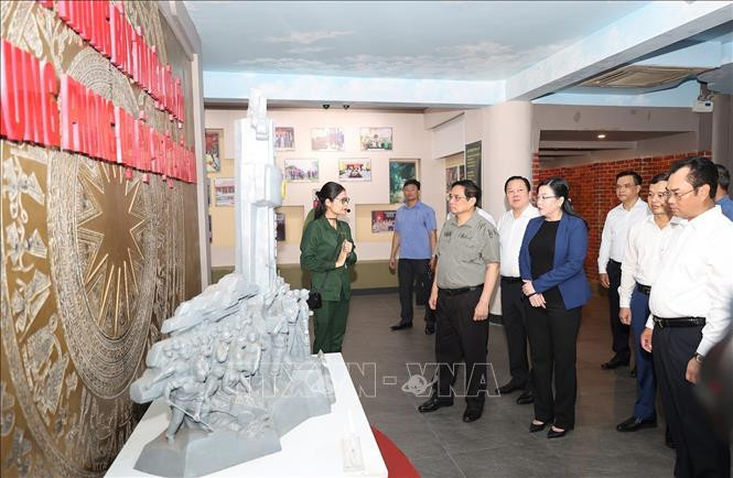 Thủ tướng Phạm Minh Chính thăm phòng trưng bày tài liệu, hiện vật về 60 liệt sĩ Thanh niên xung phong đại đội 915.