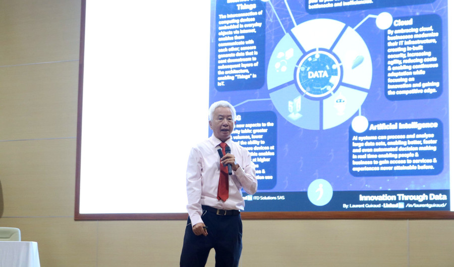 Chuyên gia báo cáo tại hội nghị. Ảnh: Hà Châu Chuyên gia báo cáo tại hội nghị. Ảnh: Hà Châu