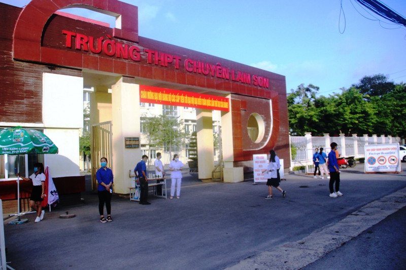 Trường THPT chuyên Lam Sơn, có 102 lượt học sinh đạt 27 điểm trở lên, trong đó có 13 điểm 10.