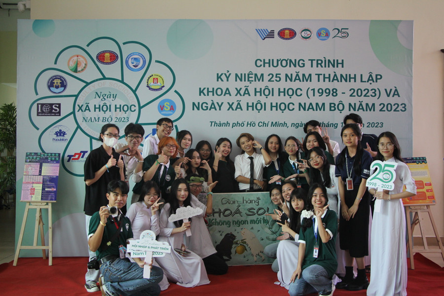 Chương trình kỷ niệm 25 năm thành lập khoa Xã hội học vào chiều tối ngày 23/12. Ảnh: XHH Chương trình kỷ niệm 25 năm thành lập khoa Xã hội học vào chiều tối ngày 23/12. Ảnh: XHH
