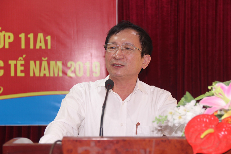 Ông Đinh Viết Hồng - Phó Chủ tịch UBND tỉnh chúc mừng thành tích của đoàn GV, HS Nghệ An trở về từ cuộc thi IMO quốc tế