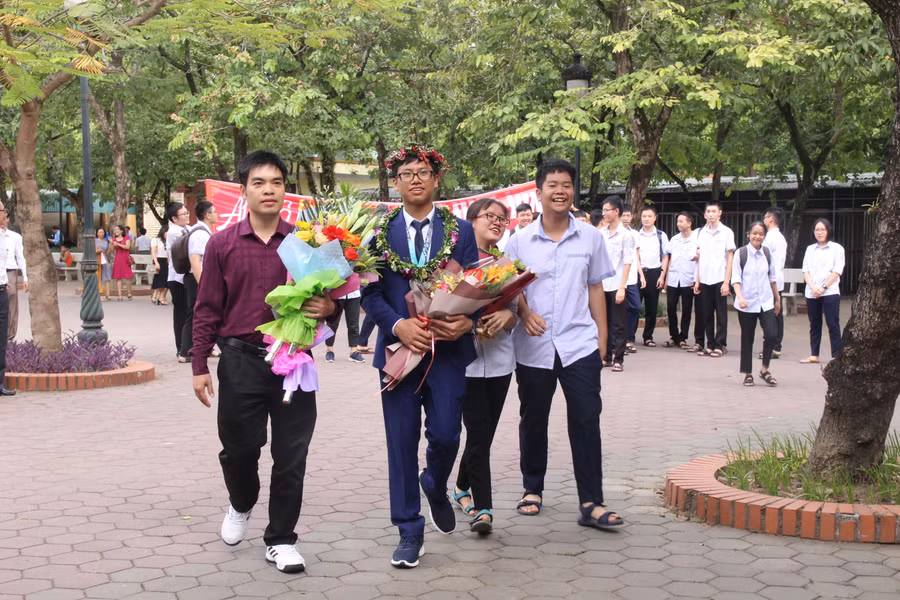 Thầy và trò trở về trong sự mừng đón của đông đảo giáo viên, học sinh, phụ huynh Thầy và trò trở về trong sự mừng đón của đông đảo giáo viên, học sinh, phụ huynh