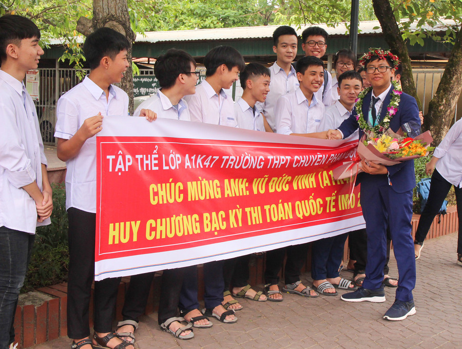 Các bạn lớp 11A1 Trường THPT chuyên Phan Bội Châu đón thành viên xuất sắc trở về Các bạn lớp 11A1 Trường THPT chuyên Phan Bội Châu đón thành viên xuất sắc trở về