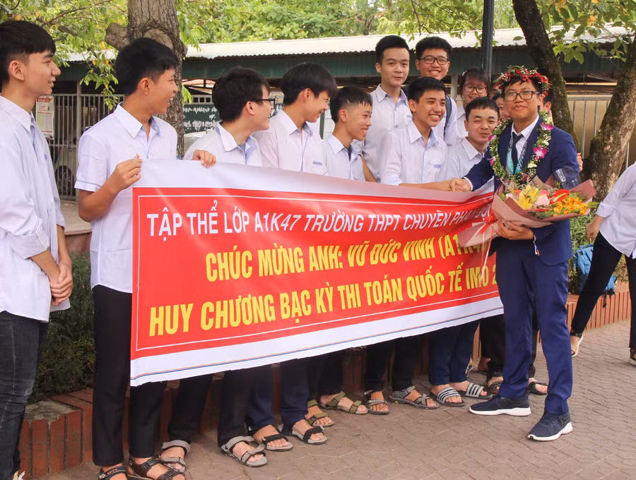 Các bạn lớp 11A1 Trường THPT chuyên Phan Bội Châu đón thành viên xuất sắc trở về