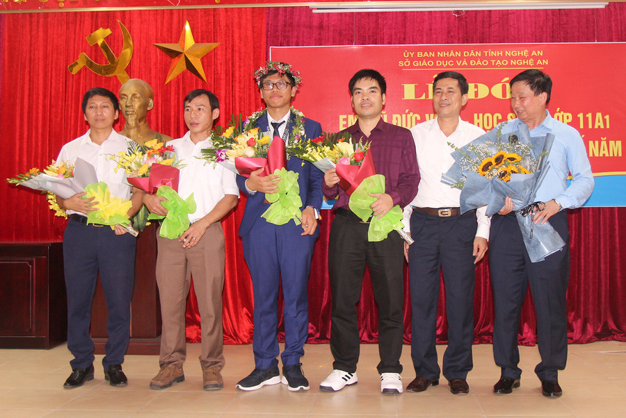 Lãnh đạo Sở GD&ĐT Nghệ An chúc mừng em Vũ Đức Vinh cùng GV tổ bồi dưỡng Toán, Trường THPT chuyên Phan Bội Châu Lãnh đạo Sở GD&ĐT Nghệ An chúc mừng em Vũ Đức Vinh cùng GV tổ bồi dưỡng Toán, Trường THPT chuyên Phan Bội Châu