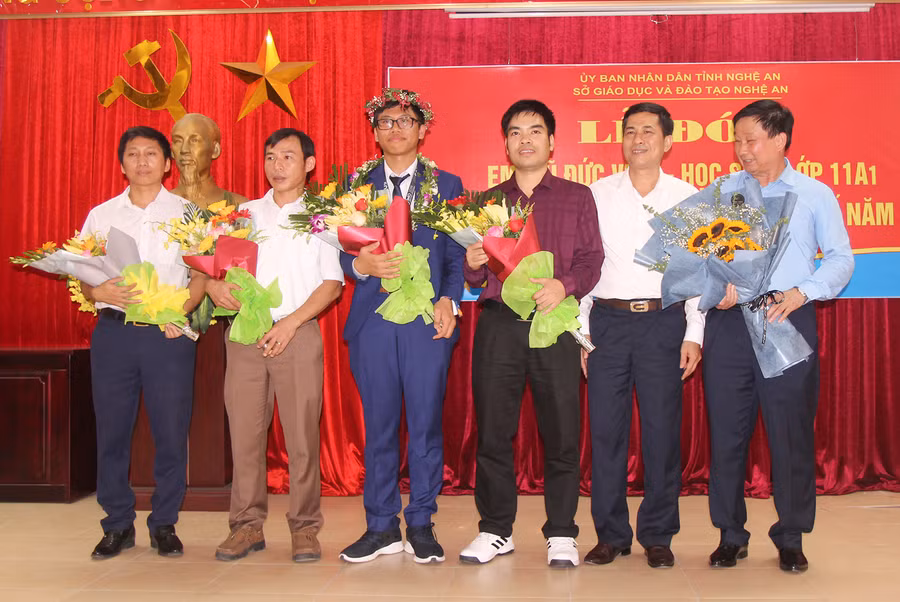 Lãnh đạo Sở GD&ĐT Nghệ An chúc mừng em Vũ Đức Vinh cùng GV tổ bồi dưỡng Toán, Trường THPT chuyên Phan Bội Châu