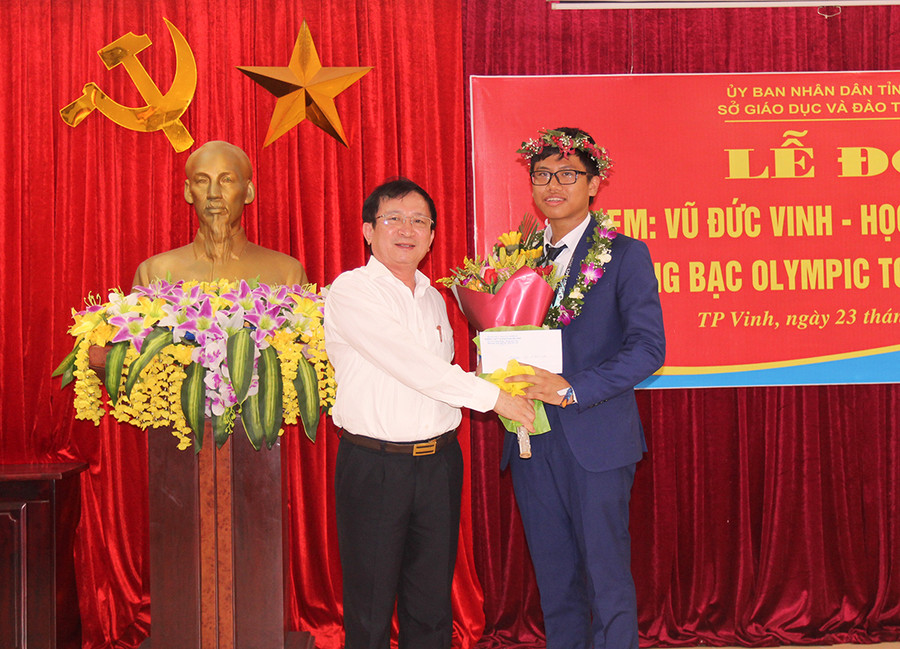 Phó Chủ tịch UBND tỉnh Nghệ An ông Đinh Viết Hồng tặng hoa chúc mừng em Vũ Đức Vinh