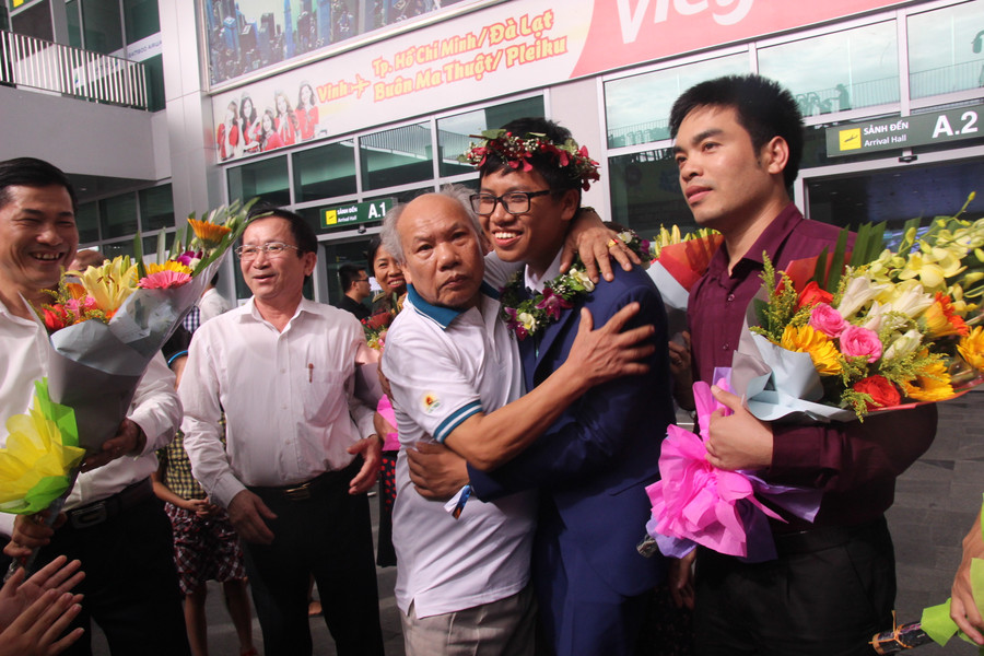 Ông nội ra tận sân bay đón cháu giành HCB Olympic Toán quốc tế