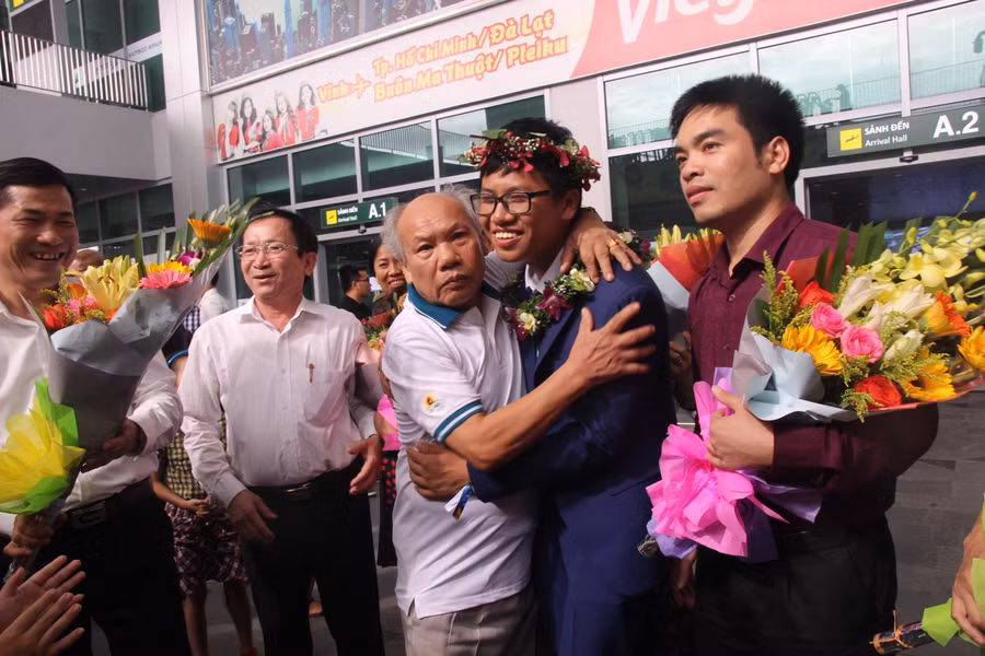Ông nội ra tận sân bay đón cháu giành HCB Olympic Toán quốc tế