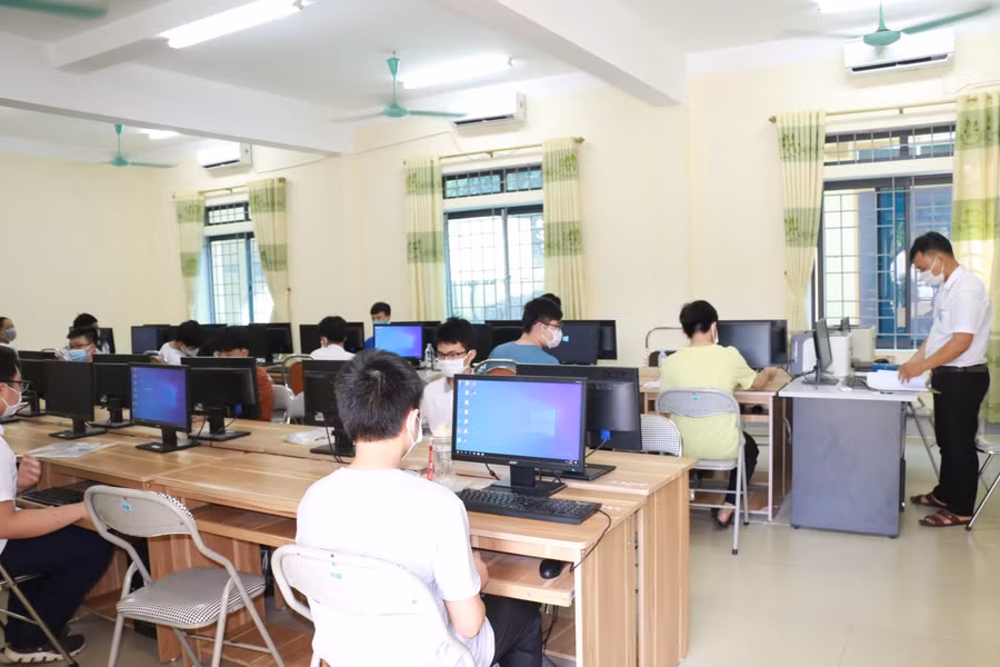 Học sinh lớp tiên tiến ngoài học chương trình GDPT theo quy định của Bộ GD&amp;ĐT sẽ học thêm chương trình tiếng Anh tăng cường, Tin học tăng cường và các kỹ năng khác.
