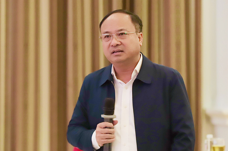 Ông Nguyễn Viết Hưng – Giám đốc Sở Nội vụ Nghệ An trả lời vấn đề liên quan đến giáo viên biệt phái làm việc tại Phòng GD&ĐT cấp huyện. Ảnh: PV Ông Nguyễn Viết Hưng – Giám đốc Sở Nội vụ Nghệ An trả lời vấn đề liên quan đến giáo viên biệt phái làm việc tại Phòng GD&ĐT cấp huyện. Ảnh: PV