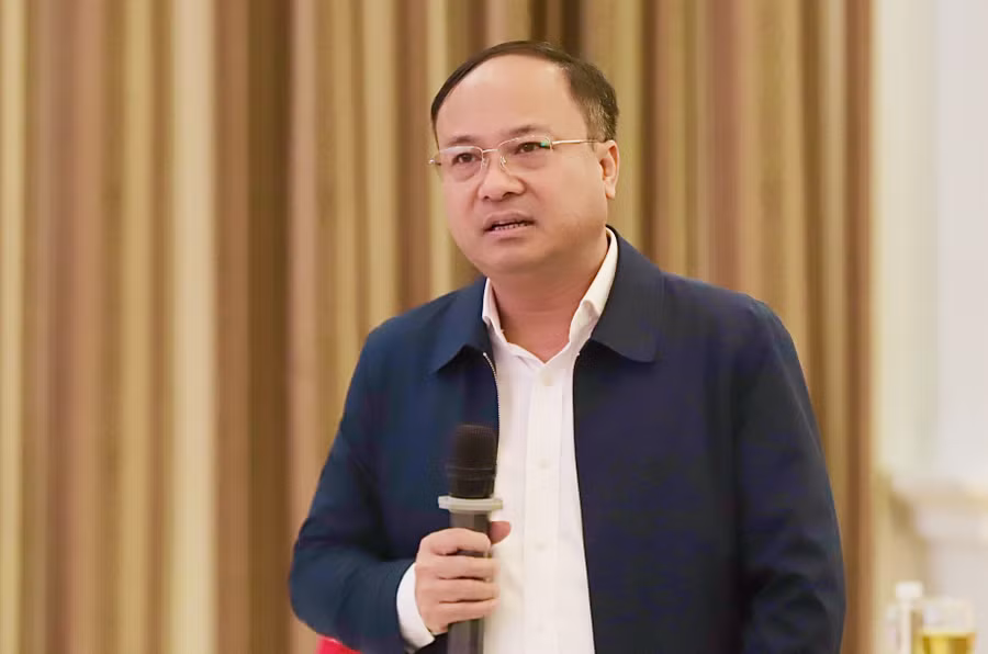 Ông Nguyễn Viết Hưng – Giám đốc Sở Nội vụ Nghệ An trả lời vấn đề liên quan đến giáo viên biệt phái làm việc tại Phòng GD&amp;ĐT cấp huyện. Ảnh: PV