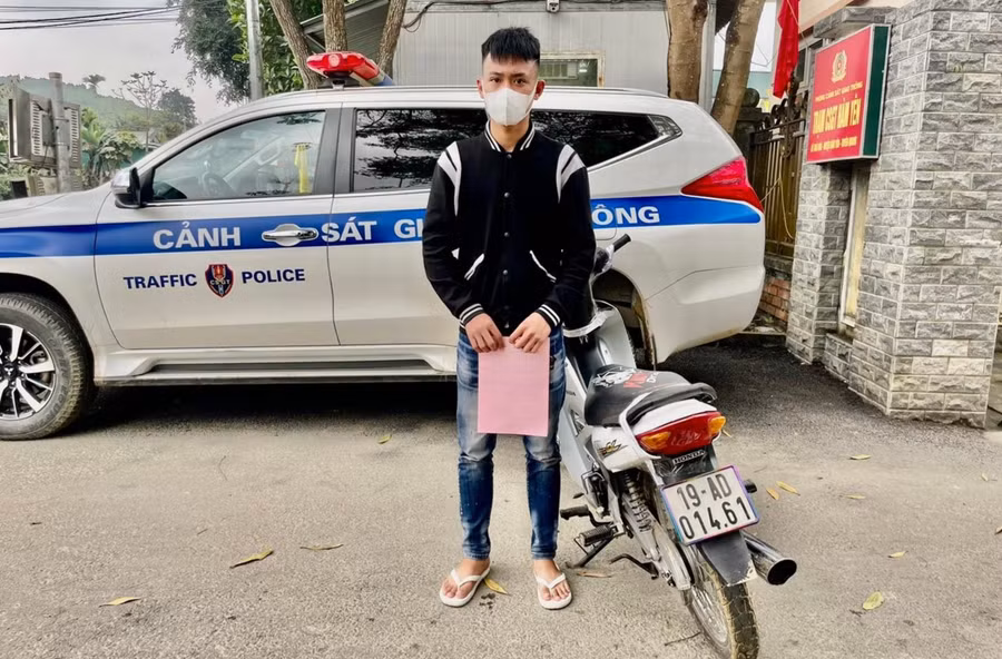 Lê Quang Đ. bị triệu tập, xử lý về hành vi lạng lách, bốc đầu xe trên đường. Ảnh: CSGT tỉnh Tuyên Quang