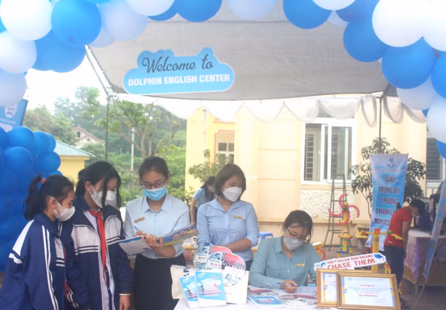 Học sinh tìm hiểu chương trình học tiếng Anh tại gian hàng của Trung tâm Anh ngữ Dolphin.