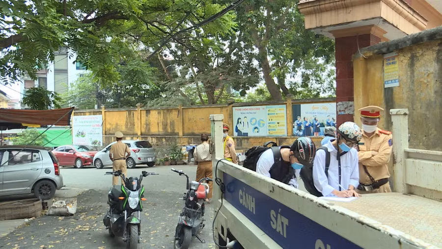 Học sinh điều khiển xe máy điện vi phạm qui định về trật tự ATGT