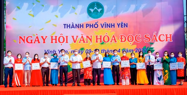 Lãnh đạo thành phố Vĩnh Yên trao tặng sách cho thư viện các trường học
