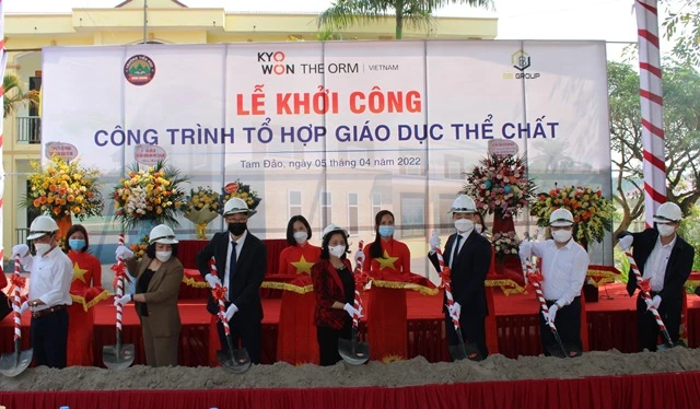 Đại biểu thực hiện nghi lễ khởi công công trình tổ hợp giáo dục thể chất