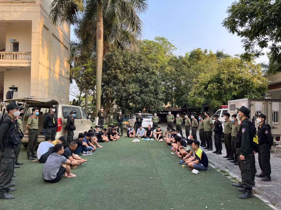 Các đối tượng được đưa về cơ quan Công an. 