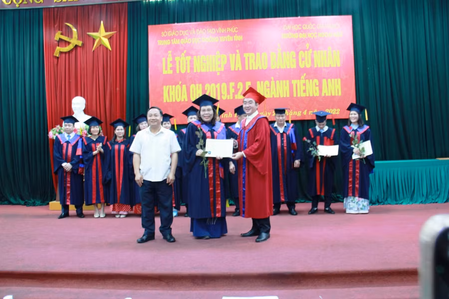 Niềm vui của tân cử nhân trong ngày nhận văn bằng 2 chuyên ngành Tiếng Anh.