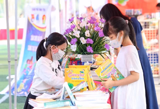 Học sinh chăm chú lựa sách.