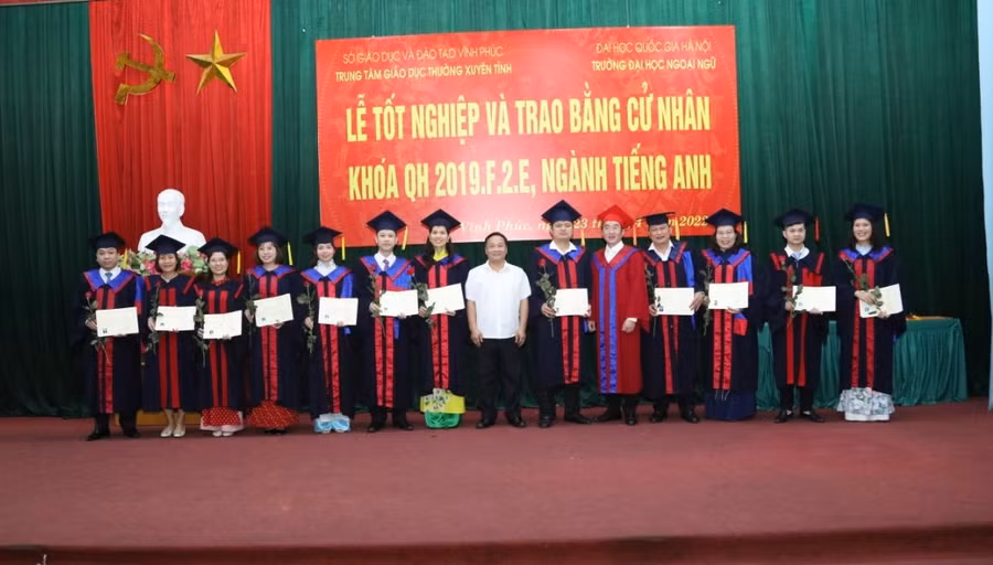 Lãnh đạo Trường ĐH Ngoại ngữ và Trung tâm GDTX tỉnh Vĩnh Phúc trao bằng cho tân cử nhân chuyên ngành Tiếng Anh.