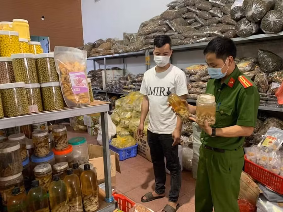 Công an tỉnh Vĩnh Phúc phát hiện kho chứa 1,5 tấn dược liệu không rõ nguồn gốc. Ảnh: Công an Vĩnh Phúc