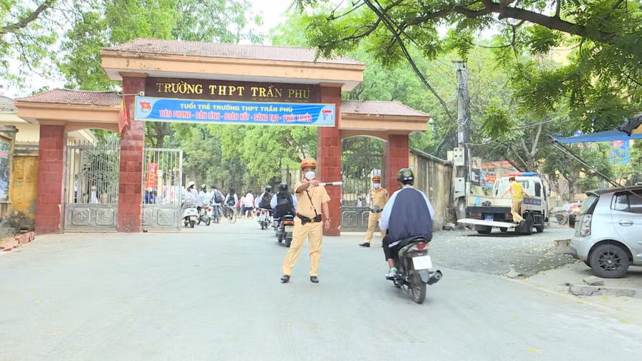 Học sinh điều kiển xe gắn máy trên 50cc đến trường