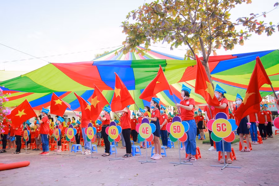Nghi thức chào cờ tại Trường TH Minh Phương.