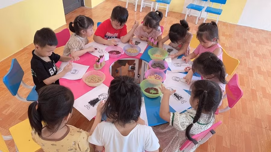 Trẻ lớp 5 tuổi Trường MN Hùng Vương tham gia các hoạt động do giáo viên hướng dẫn