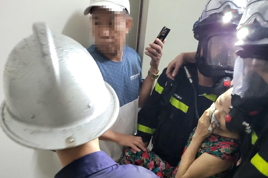 Cảnh sát kịp thời hỗ trợ người dân thoát khỏi đám cháy. (Ảnh: Công an cung cấp) Cảnh sát kịp thời hỗ trợ người dân thoát khỏi đám cháy. (Ảnh: Công an cung cấp)