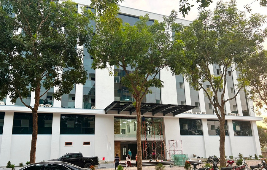 Công trình Nhà điều trị chất lượng cao tại Bệnh viện đa khoa Phúc Thịnh chưa có giấy phép xây dựng. Ảnh: HĐ