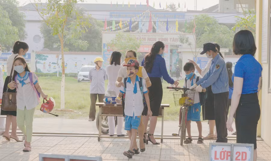 Học sinh Tiểu học và lớp 6, 7, 8 của TP Vinh sẽ được đến trường trực tiếp từ 27/12.