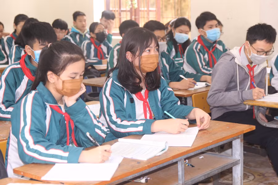 Khi trở lại trường, học sinh bắt buộc phải đeo khẩu trang trong và ngoài lớp học.